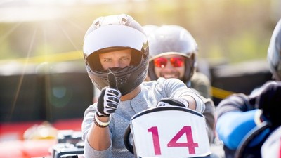 Dostupné z: https://www.freepik.com/free-photo/vertical-shot-two-men-riding-motorcycles_11183086.htm#fromView=search&page=1&position=20&uuid=202e151d-9b19-43b4-9eba-25c6b4093875&query=go-karts