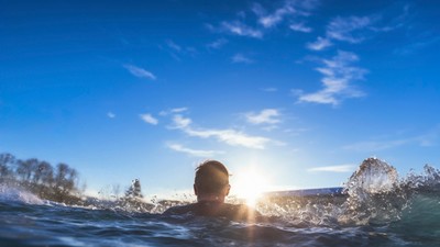 Dostupné z: https://www.freepik.com/free-ai-image/person-practicing-cold-exposure-metabolism_94958654.htm#fromView=search&page=2&position=14&uuid=a1dcb765-007e-4b02-8b7b-fecc21b46ca9&query=cold+swimming