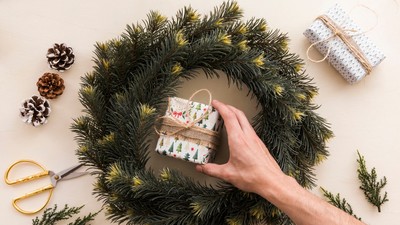 Dostupné z: https://www.freepik.com/free-photo/person-putting-small-gift-box-christmas-wreath_3336982.htm#fromView=search&page=2&position=46&uuid=75f52079-e1fa-40dd-aed3-b6c658d9ca1d&query=christmas+ring