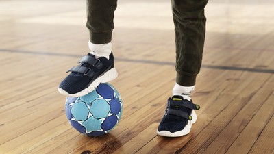 Dostupné z: https://www.freepik.com/free-photo/kid-holding-ball-with-foot_24747894.htm#fromView=search&page=2&position=19&uuid=457526f1-3e48-4c0f-9cec-794f49e50e5b&query=futsal+