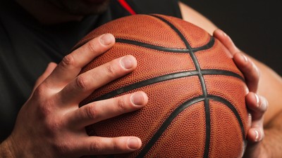 Dostupné z: https://www.freepik.com/free-photo/close-up-hand-held-basketball_6749956.htm#fromView=search&page=2&position=5&uuid=137fc2f4-863a-4873-aed6-56683e7aa6fe&query=basketball