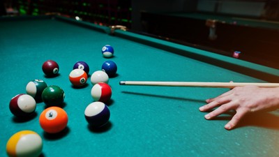 Dostupné z: https://www.magnific.com/free-photo/hand-man-holding-billiard-cue-shoot-balls_27001662.htm#fromView=search&page=1&position=4&uuid=1d9618b3-ca80-4279-bf14-f010ac3b1ca0&query=billiard